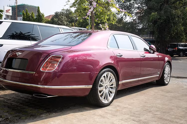 Mẫu saloon sedan của Bentley sở hữu kích thước lớn, bệ vệ. Chiều dài, rộng, cao lần lượt là 5.575 x 2.208 x 1.521 mm. Trục cơ sở dài 2.266 mm.