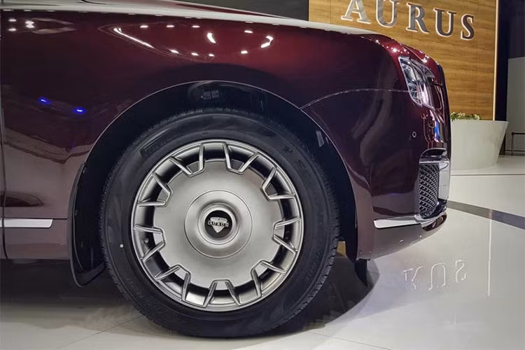 Bên ngoài, Aurus Senat có thiết kế khiến nhiều người liên tưởng đến xe Rolls-Royce, đặc biệt ở phần đầu. Xe được trang bị lưới tản nhiệt cỡ lớn, kéo dài từ nắp capô xuống hết cản trước. Lưới tản nhiệt này đi kèm những thanh dọc mạ crôm như Rolls-Royce. Trên lưới tản nhiệt hình chữ nhật này còn có logo Aurus cỡ lớn.