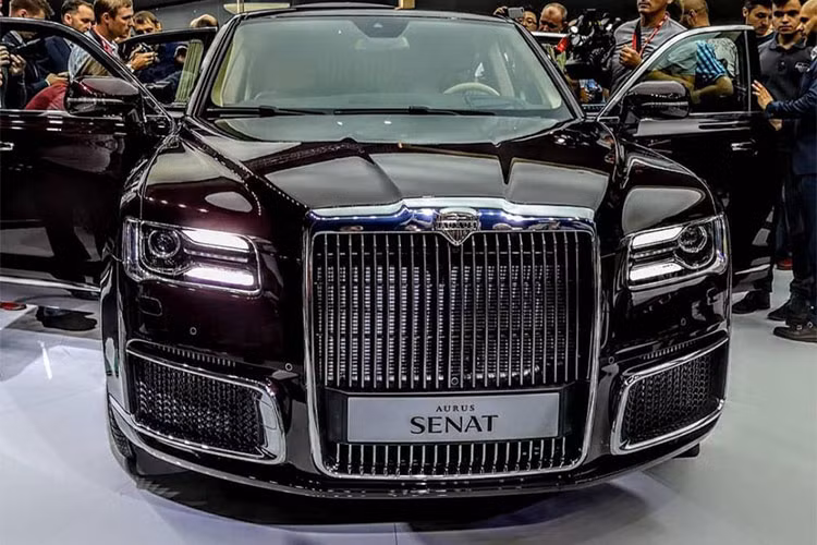 Aurus Senat trên thực tế chính là phiên bản trục cơ sở ngắn và dân sự của chiếc limousine mới được phát triển cho Tổng thống Nga Vladimir Putin. Trong lễ nhậm chức vào hồi tháng 5/2018, ông Putin đã ngồi trên chiếc xe có tên Aurus Senat Limousine này đến điện Kremlin.