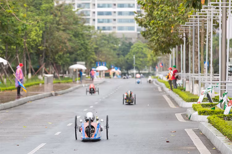 Mỗi đội thi thực hiện chạy 08 vòng xe trên tổng quãng đường là 9.5 km với tốc độ trung bình tối thiểu 25 km/h và thời gian trung bình 22 phút 24 giây. Hiệu suất tiêu hao nhiên liệu (km/lít) được tính toán dựa trên lượng nhiên liệu tiêu hao thực tế, đội nào đạt thành tích cao nhất là đội chiến thắng.
