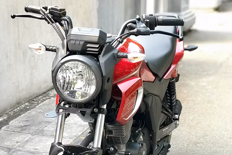Về thiết kế, CB150R Verza sở hữu kiểu dáng của một chiếc xe côn tay backbone bình dân cổ điển rất phổ biến ở các nước châu Á, phối hợp với những đường nét tương tự các dòng naked-bike hiện nay. Phần đầu xe sở hữu bóng đèn dạng halogen cỏ điển, xi nhan thiết kế cao sát tay lái.