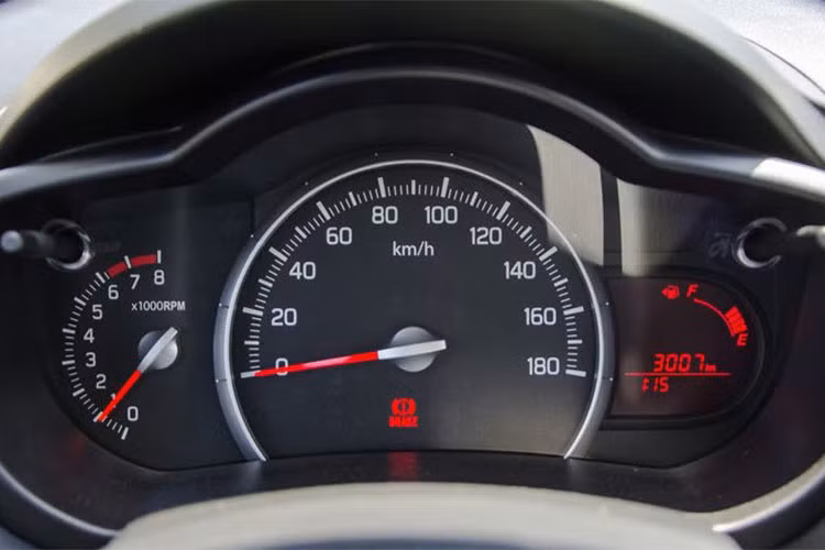 Tại thị trường Việt Nam, Suzuki Celerio sẽ được phân phối chỉ với phiên bản động cơ 1.0L, cho công suất 68 mã lực. Trong khi đó, các đối thủ Kia Morning, Hyundai Grand i10 hay Chevrolet Spark đều có phiên bản trang bị động cơ từ 1.2L (riêng Kia Morning là động cơ 1.25L), cho công suất lần lượt là 86 mã lực, 87 mã lực và 80 mã lực.