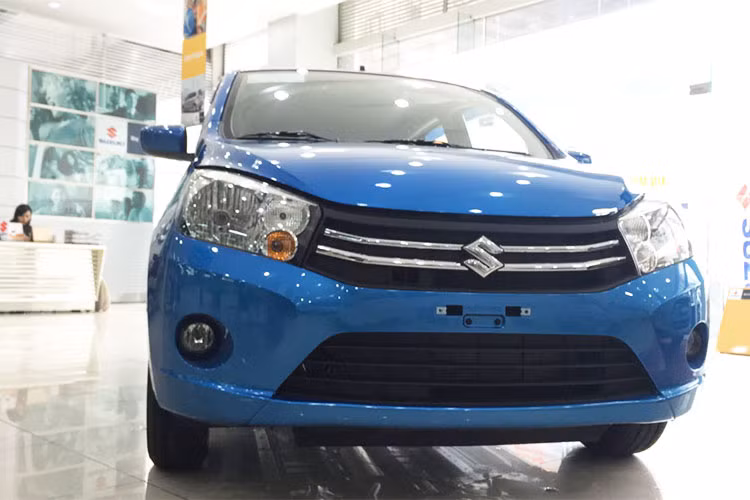 Về ngoại thất, mẫu xe cỡ nhỏ, giá rẻ nhà Suzuki tại Việt Nam có chiều dài tổng thể 3.600 mm, rộng 1.600 mm, cao 1.540 mm, chiều dài cơ sở 2.425 mm và chiều cao gầm 145 mm. Phần đầu của chiếc xe cỡ nhỏ Suzuki Celerio được thiết kế khá đơn giản với lưới tản nhiệt hai thanh, không cầu kỳ. Đèn pha được trang bị hệ thống chiếu sáng đơn giản halogen. 