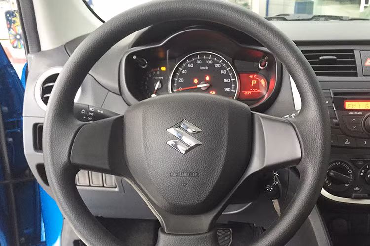 Celerio 2018 số sàn có những trang bị tiêu chuẩn như vô lăng trợ lực điện, dàn âm thanh 2 loa, dây đai an toàn ở ghế lái và 2 túi khí. Hệ thống chống bó cứng phanh ABS cũng như phân bổ lực phanh điện tử EBD chỉ có trên phiên bản cao cấp. Điểm cộng duy nhất đối với Celerio chính là mẫu xe này được tích hợp công nghệ tự động tắt máy khi dừng xe.
