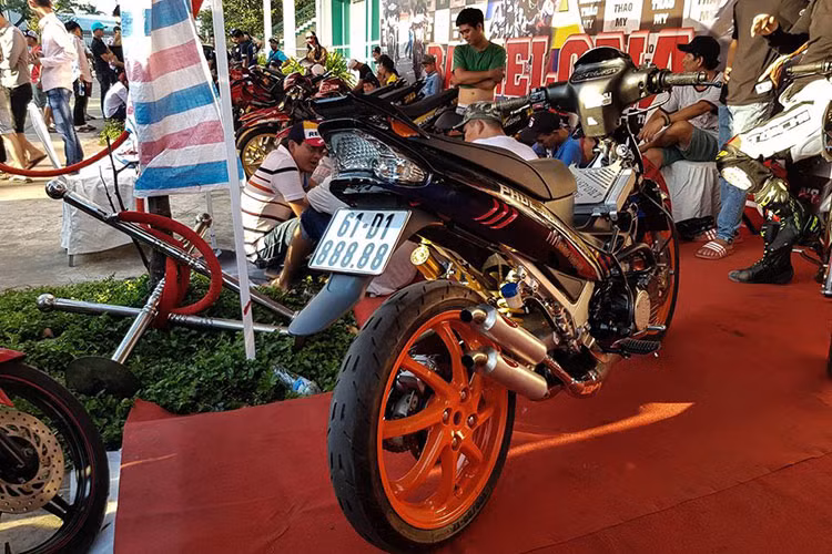 Được biết, tất cả dàn xe biển "tứ quý" này đều thuộc sở hữu của một đại gia Bình Dương, đồng thời là đơn vị tổ chức cuộc đua xe 125cc và 135cc toàn quốc tại một sân vận động ở Cần Thơ.