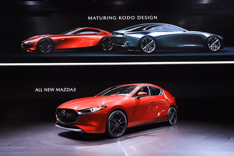 Về an toàn, Mazda3 thế hệ mới sở hữu một loạt tính năng hỗ trợ lái hiện đại như kiểm soát hành trình thích ứng, hệ thống cảnh báo chệch làn, hỗ trợ giữ làn, cảnh báo điểm mù và phanh tự động khẩn cấp với phát hiện người đi bộ...