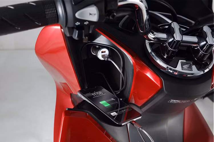 Honda PCX 150 phiên bản 2019 tại Brazil cũng được trang bị hệ thống khóa thông minh Honda SMART Key (tùy từng phiên bản). Với mục tiêu tăng sự thoải mái khi điều khiển xe ở địa hình đường phố và cả nông thôn, khung xe và hệ thống giảm xóc đã được cải tiến đáng kể.