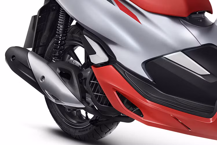 Giống như ở các thị trường khác, PCX 150 ở Brazil vẫn được trang bị động cơ eSP, làm mát bằng dung dịch cùng những công nghệ tiên tiến như hệ thống phun xăng điện tử PGM FI, hệ thống dừng động cơ tạm thời Idling Stop, hệ thống khởi động ACG. Với dung tích 149,32cc và tỉ số nén 10,6:1, động cơ này đạt công suất 14,48 mã lực (10,8kW) tại 8.500v/ph và mô-men xoắn 13,6Nm tại 6.500v/ph.
