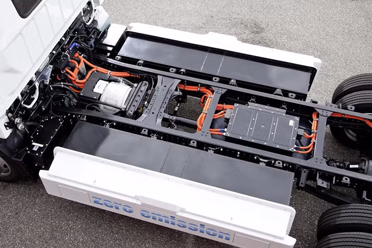 Cũng theo đạo diện thương hiệu này cho biết, khi so sánh với một chiếc xe tải diesel thông thường có công năng tương đương, xe tải điện FUSO eCanter sẽ giúp người sử dụng tiết kiệm được khoảng 1.000 euro cho mỗi 10.000km vận hành và đặc biệt là thân thiện với môi trường.
