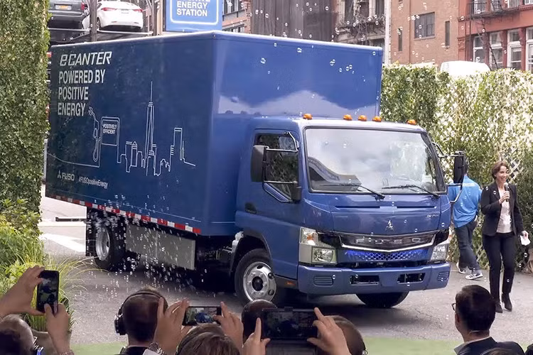 Vừa qua tại thành phố New York City, Mỹ - thương hiệu Mitsubishi Fuso Truck and Bus Corporation (MFTBC), một thành viên của Daimler Trucks, đã chính thức ra mắt toàn cầu mẫu xe tải FUSO eCanter – đây là mẫu xe tải nhẹ hoàn toàn chạy điện sản xuất hàng loạt đầu tiên thế giới.