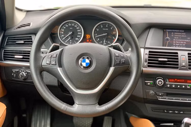 Xe được trang bị vô-lăng 3 chấu bọc da, trợ lực điện, tích hợp một số phím chức năng hỗ trợ người lái. Ghế lái và ghế phụ điều khiển điện có khả năng nhớ 2 vị trí lái. Trang thiết bị của X6 khá đơn giản bởi tất cả được điều khiển qua hệ thống iDrive, đi kèm hệ thống âm thanh 12 loa.