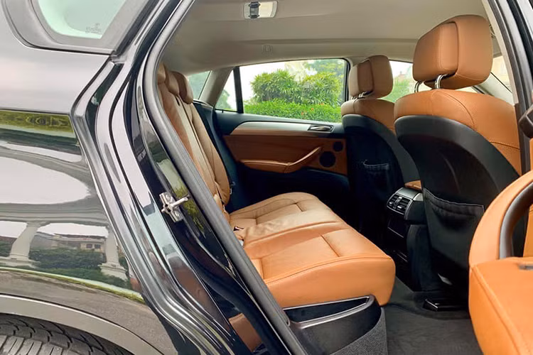 Vị trí lái của X6 có tầm nhìn trước tốt do ghế lái cao, nhưng thiết kế đuôi xe kiểu coupe đã hạn chế rất nhiều tầm nhìn sau; ngoài ra, điều này còn khiến không gian trên đầu người ngồi sau bị hẹp lại.