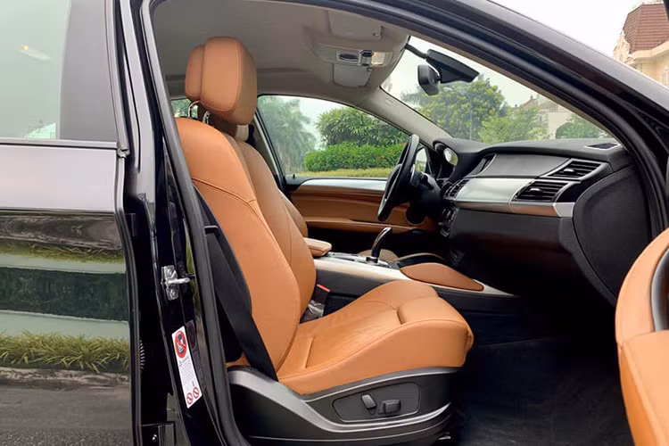 BMW X6 được trang bị hệ thống an toàn chủ động, tích hợp kiểm soát độ bám đường DTC, kiểm soát phanh khi vào cua CBC, hệ thống ổn định thân xe điện tử DSC… Ngoài ra, X6 có hệ thống hỗ trợ lên/xuống dốc, hệ thống túi khí trước, bảo vệ đầu và cạnh bên cho hàng ghế trước.