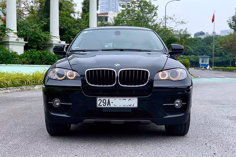 X6 phiên bản này cũng có thiết kế thể thao hơn X5. Lưới tản nhiệt đôi đặc trưng được làm thụt vào phía trong, hai khe gió 2 bên cản đính kèm đèn sương mù được mở rộng hơn X5 đời 2007. Trong khi cụm đèn pha gần như tương tự nhau. Thiết kế bo tròn bụ bẫm ở phía sau cũng giúp X6 khác biệt với phần còn lại của dòng X-Series của BMW.