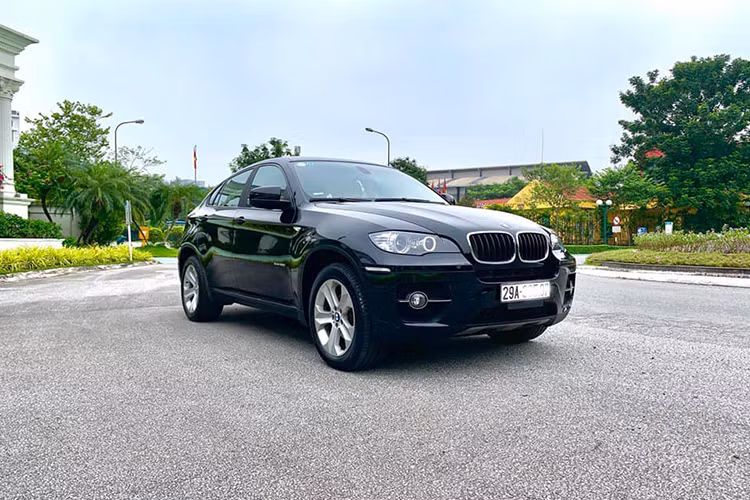Mặc dù đã được sản xuất cách đây khoảng 7 năm và đã lăn bánh hơn 30.000 km, tuy nhiên, chiếc xe sang BMW X6 đời 2012 trong bài viết này còn khá nguyên bản và mới. Nó từng sở hữu mức giá bán 3,298 tỷ đồng (đã bao gồm thuế nhập khẩu, thuế TTĐB, và thuế GTGT) cùng một số trang bị lựa chọn thêm từ BMW chính hãng tại Việt Nam.
