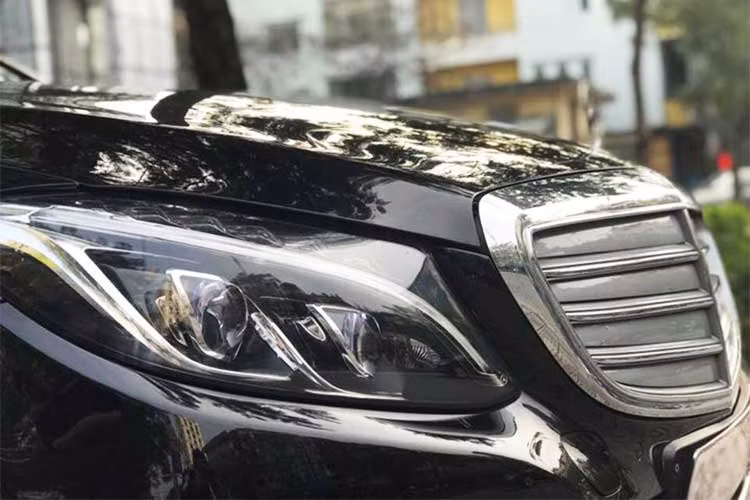 Về mặt thiết kế, Mercedes-Benz C250 Exclusive sở hữu ngoại hình khác biệt so với 2 phiên bản còn lại ở cụm lưới tản nhiệt phía trước được cấu thành từ 3 nan ngang và có thể điều chỉnh đóng mở linh hoạt. Ngoài ra, cản trước và khe hút gió 2 bên cũng được thiết kế khác biệt. 