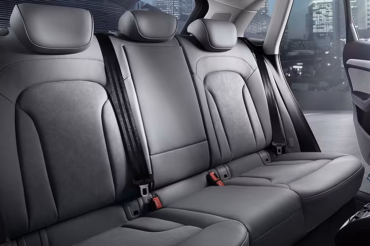 Đối với nội thất, tiêu chuẩn của Audi Q3 45 TFSI S Line Prestige là các ghế màu đen, nâu Okapi Brown, và be Pearl Beige. Lựa chọn ghế thể thao bọc da đen hoặc xám Rotor Gray sẽ tiêu tốn thêm 500 USD (khoảng 11,6 triệu đồng).