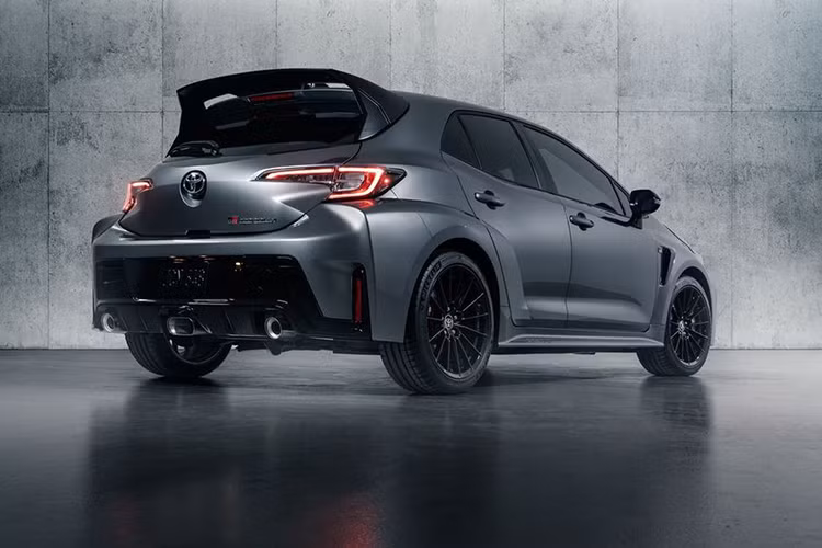 Về an toàn, Toyota GR Corolla 2023 sở hữu hệ thống hỗ trợ lái xe Toyota Safety Sense 3.0 bao gồm: hệ thống cảnh báo trước va chạm với tính năng phát hiện người đi bộ, cảnh báo chệch làn đường với hỗ trợ lái và hỗ trợ theo làn. Chưa hết, chiếc “hot hatch” còn có hệ thống kiểm soát hành trình bằng radar Dynamic Radar Cruise Control...