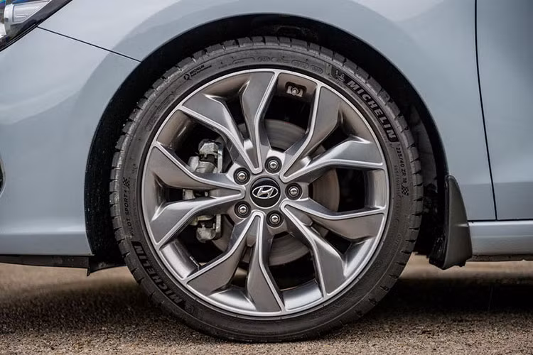 Là mẫu xe mới nhất của Hyundai, việc thiết kế, phát triển, thử nghiệm và sản xuất i30 Fastback được thực hiện hoàn toàn tại châu Âu. Trước đây, kiểu thân xe fastback thể thao này rất ít được các hãng khác áp dụng, với đại diện tiêu biểu nhất là Audi A7 Sportback.
