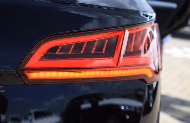 Trong khi đó mẫu A5 Sportback hoàn toàn mới sẽ sở hữu kích cỡ lớn hơn phiên bản tiền nhiệm từng ra mắt tại Việt Nam. Nội thất của xe cũng có thêm nhiều cải tiến đáng kể. Lô xe A5 Sportback mới lần đầu tiên xuất hiện tại Việt Nam trong sự kiện APEC 2017 là phiên bản giới hạn mang sắc đen sang trọng, đồng thời xe được trang bị bộ vành 19 inch. 