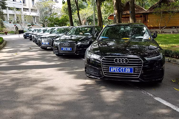 Hôm qua ngày 7/8, đã có hơn 150 chiếc xe sang Audi bất ngờ xuất hiện tại dinh Độc Lập, TP HCM. Đây là dàn xe đặc biệt chuẩn bị cho sự kiện trọng đại Apec 2017. Được biết, dàn xe Audi Apec 2017 này sẽ là phương tiện đi lại của dàn Nguyên thủ Quốc gia đến từ 21 nền kinh tế thành viên trong khu vực Châu Á – Thái Bình Dương.