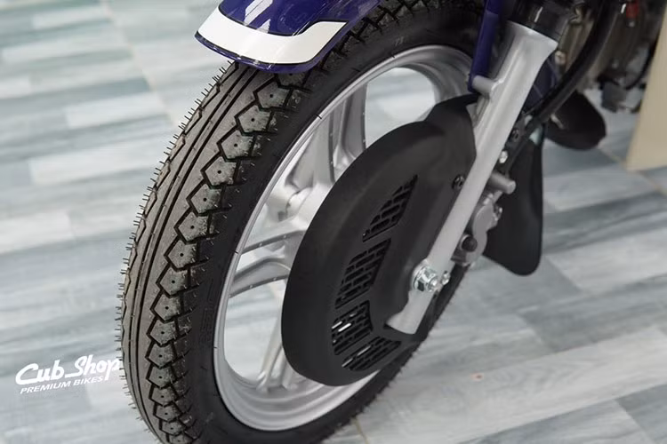 Bên cạnh đó là hệ thống phanh đĩa chống bó cứng ABS được trang bị ở bánh trước, đĩa phanh được bảo vệ bằng ốp để ngăn ngừa bụi bẩn. Ngoài ra, xe còn có khóa phanh sau đặt ngay trên cùm phanh bên tay phải. 