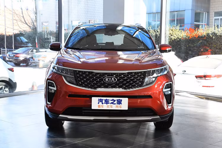 Trên đầu của Kia KX5 2019 xuất hiện cụm đèn pha có thiết kế mượt mà và nối liền với lưới tản nhiệt "miệng hùm" đặc trưng chứ không tách riêng như Sportage 2019. Nằm giữa lưới tản nhiệt của KX5 2019 là logo của hãng Kia trong khi chi tiết này ở Sportage 2019 lại nằm phía trên.