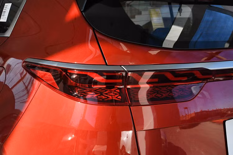 Hai bên cản trước là hốc đèn sương mù có thiết kế dành riêng cho Kia KX5 2019. Mẫu crossover cỡ C này được trang bị 4 bóng đèn sương mù trước, được tách thành 2 tầng bằng thanh mạ crôm tạo hình như số 9. Ngoài ra, mẫu xe crossover Kia KX5 2019 còn được trang bị hốc gió trên cản trước nhỏ hơn Sportage mới. 