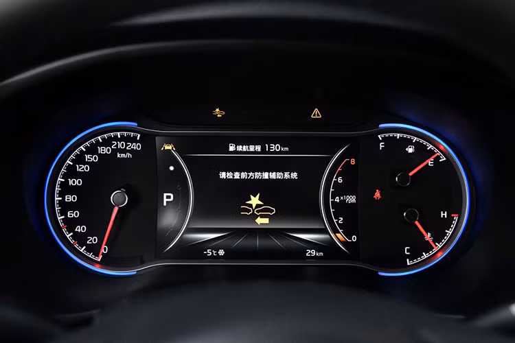 Các trang bị nổi bật của mẫu xe crossover Kia KX5 2019 tại Trung Quốc bao gồm đèn pha LED, dải đèn LED định vị ban ngày... vô lăng/cần số/ghế bọc da, mở cửa không cần chìa khóa, cảm biến đỗ xe, camera lùi và hệ thống cảm biến áp suất lốp.