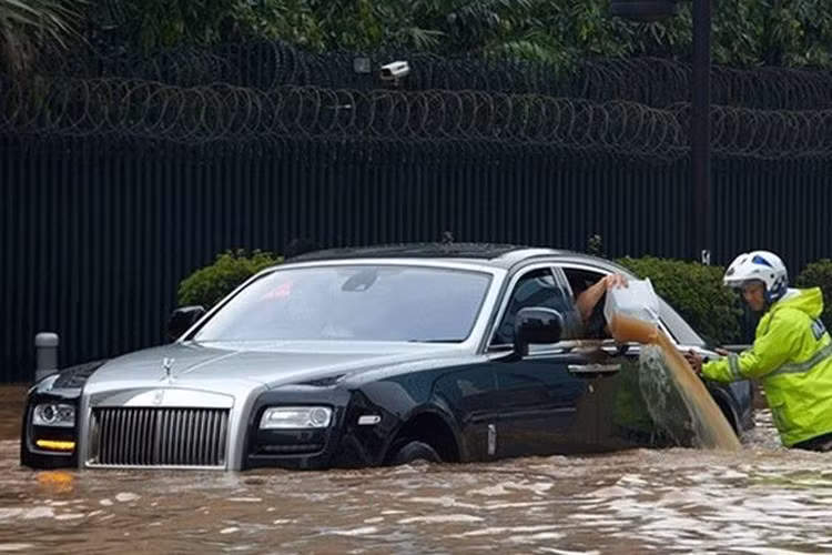 Nếu xe của bạn đã lâu không bảo dưỡng, sửa chữa, đến lúc cần kiểm tra lại bị ngập nước, tốt nhất thay các chi tiết dễ hư hại như đã nói ở trên. Xe ôtô mới bị ngập nước có thể không gây hậu quả ngay một vài ngày mà có thể cả tháng sau mới phát bệnh, vì vậy "cẩn tắc vô ưu".