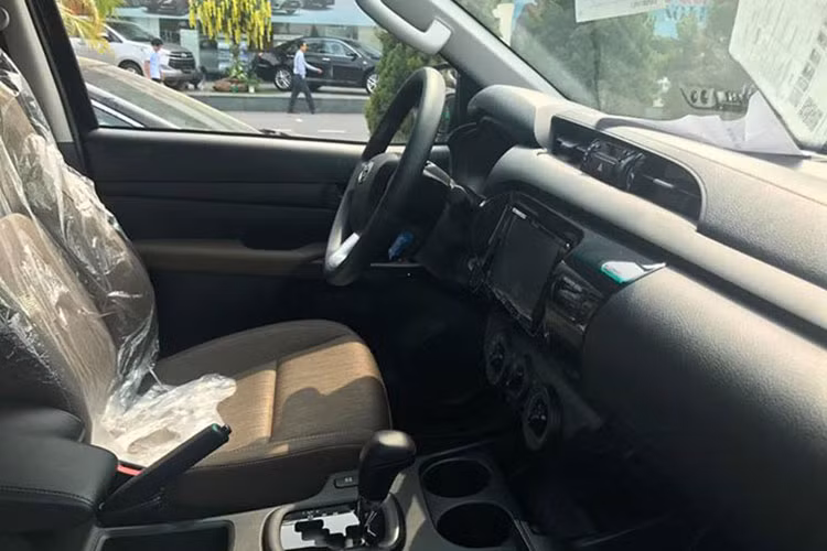 Xe cũng hỗ trợ chế độ lái Eco và Power tương tự như Toyota Innova và Toyota Fortuner mới, giúp người lái chủ động hơn trong việc điều tiết khả năng vận hành của xe và giúp giảm tiêu hao nhiên liệu. Bên cạnh đó, để bảo vệ tối đa cho người lái và hành khách trên mọi hành trình, tất cả các phiên bản đều được trang bị 7 túi khí.