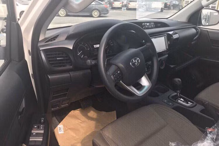 Với chiều dài cơ sở 3085mm, Hilux mới có không gian cabin khá rộng cho hành khách ở cả hai hàng ghế đều cảm thấy thoải mái khi sử dụng. Thiết kế nội thất của Hilux mở rộng theo chiều ngang với những đường nét thanh thoát, có điểm nhấn là các tấm ốp trang trí mạ bạc kích thước lớn.