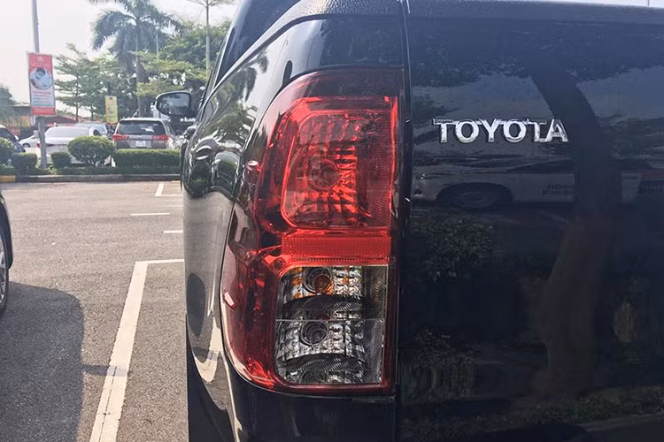 Kính sau xe được gắn hệ thống sưởi, giúp kính không bị đọng nước vào những ngày trời mưa hoặc lạnh. Cản sau của xe được thiết kế dạng kim loại màu sáng bóng, đèn sương mù LED và bộ vành hợp kim 18 inch nằm trong lốp chạy trên mọi địa hình. Ngoài ra, đuôi xe còn xuất hiện logpo và tên của xe cùng phiên bản được dập nổi, mạ kim loại sáng.