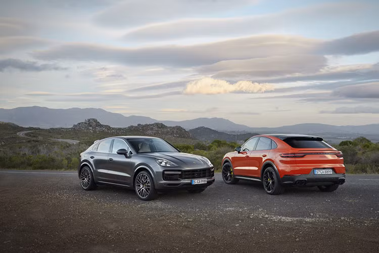 Cayenne thế hệ thứ 3 đang là chủ lực doanh số với mức tăng trưởng cao thứ 2 trong đội hình Porsche (12%), chỉ xếp sau Panamera (38%). Trong bối cảnh Macan đang cho thấy những dấu hiệu đáng ngại về doanh số (giảm 11% trong năm 2018 do khách hàng chờ đợi phiên bản mới), Cayenne cần thể hiện mình là chỗ dựa vững chắc để Porsche “bám víu” trong phân khúc SUV hạng sang.