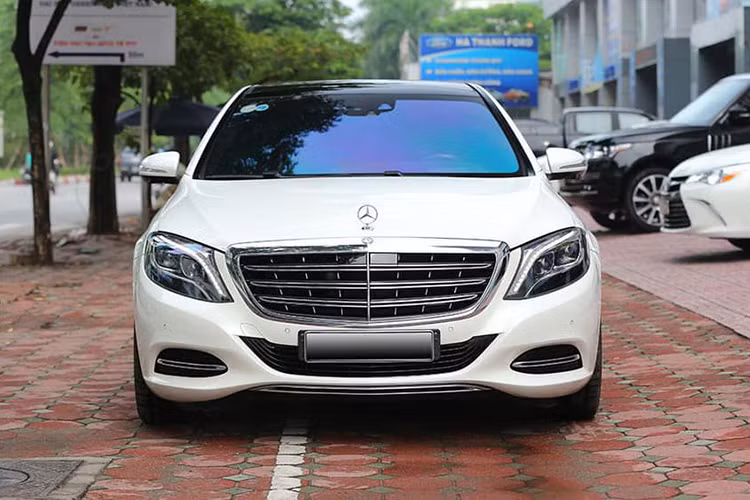 Xe có chiều dài tổng thể 5.457 mm, rộng 1.899 mm và cao 1.498 mm. So với bản tiên chuẩn, mẫu xe sang Maybach S400 dài hơn khoảng 200 mm. Trên Maybach S400 4Matic mới, các chi tiết ngoại và nội thất cũng dành cho từng đối tượng khách hàng doanh nhân theo từng sở thích.