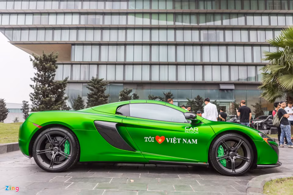 Như vậy, đoàn xe có 2 chiếc McLaren 650S Spider. Siêu xe mui trần này sử dụng động cơ V8, 3.8 lít, tăng áp kép, đạt công suất cực đại 641 mã lực và 678 Nm mô-men xoắn. Thời gian tăng tốc 0-100 km/h trong 3 giây. Tốc độ tối đa 329 km/h.