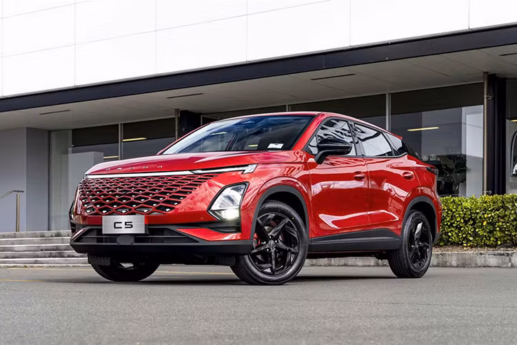 Sự có mặt Omoda C5 làm cho phân khúc CUV cỡ B thêm phần đông đúc. Khách Việt có thêm lựa chọn mới đến từ Trung Quốc. C5 sẽ phải cạnh tranh với những cái tên dẫn đầu phân khúc với lượng bán trên 1.000 xe mỗi tháng như Mitsubishi Xforce, Toyota Yaris Cross, Hyundai Creta. 