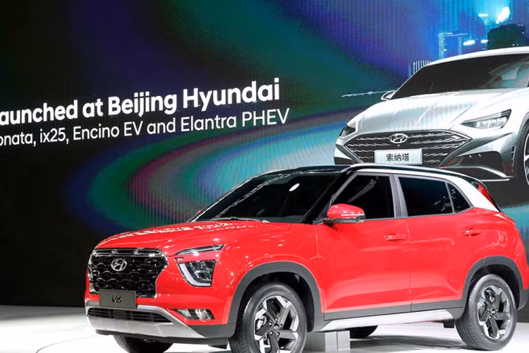 Hyundai chọn triển lãm Ô tô Thượng Hải 2019 hiện đang diễn ra tại Trung Quốc làm nơi vén màn thế hệ mới của mẫu crossover cỡ nhỏ ix25. Được biết đến dưới cái tên Creta ở những thị trường khác, Hyundai ix25 2019 mới sở hữu thiết kế táo bạo hơn hẳn khi bước sang thế hệ thứ 2.