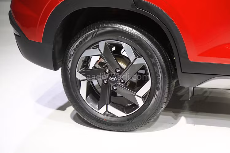 Những phần còn lại trong thiết kế ngoại thất của Hyundai ix25 2019 không có gì đặc biệt so với trước. Chi tiết hốc bánh của xe khá vuông vức, bộ vành hợp kim 5 chấu kép phối 2 màu và nẹp thân bằng nhựa màu đen. Chưa hết, chiếc Hyundai ix25 2019 trong triển lãm Ô tô Thượng Hải 2019 còn được sơn màu trắng từ cột cuối cùng lên viền nóc.