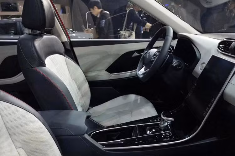 Bước vào bên trong mẫu crossover cỡ nhỏ Hyundai ix25, người lái sẽ nhận ra phong cách thiết kế tối giản với vô lăng nhỏ nhắn, mặt táp-lô gọn gàng và cửa gió điều hòa nằm ngang. Xe được trang bị màn hình thông tin giải trí cảm ứng cỡ lớn, đặt nằm dọc như nối liền với cụm điều khiển trung tâm bên dưới và gợi liên tưởng đến xe Tesla.
