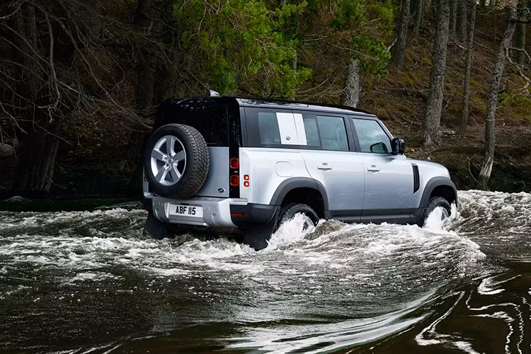Cả 2 phiên bản động cơ của Defender 2020 đều đi kèm hộp số tự động 8 cấp và hệ dẫn động 4 bánh. Với điểm mạnh vượt địa hình, Defender 2020 được trang bị các công nghệ hiện đại để chiếc xe vượt địa hình dễ dàng.