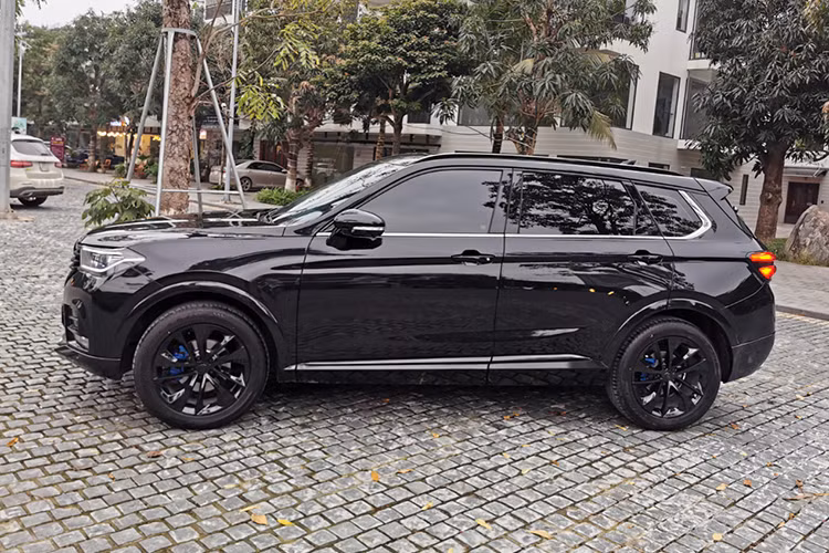 Brilliance V7 tại Việt Nam có kích thước (DxRxC) lần lượt: 4.702 x 1.932 x 1.753mm đi cùng với chiều dài cơ sở 2.770mm. Kích thước này của Brilliance V7 tương đương với mẫu SAV BMW X3 thế hệ thứ nhất (E83). 