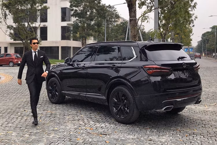 Về an toàn, Brilliance V7 được trang bị 6 túi khí, phanh ABS, kiểm soát lực kéo (TCS), cân bằng điện tử (ESP), khởi hành ngang dốc, hỗ trợ xuống dốc, cùng nhiều trang bị an toàn cao cấp như hệ thống: Cảnh báo va chạm phía trước (FCW) và hỗ trợ phanh khẩn cấp chủ động (EBD). 