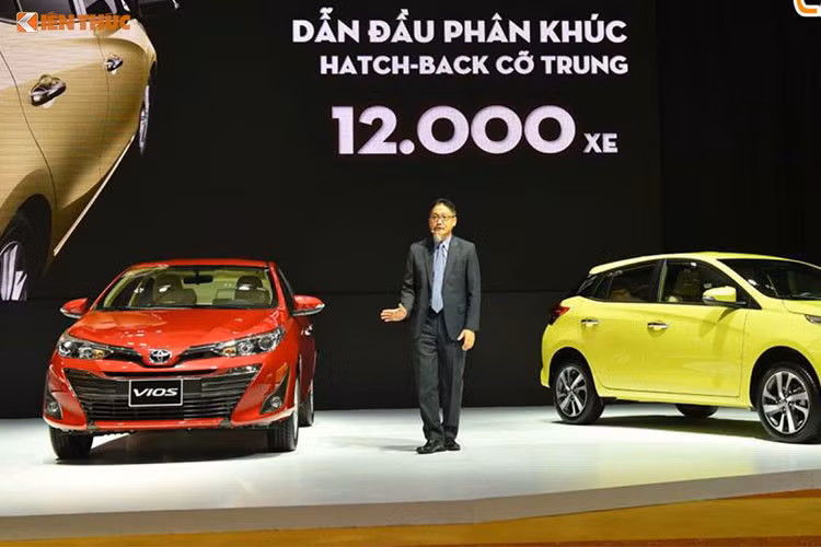 Dẫn đầu loạt xe bán chạy nhất tháng 9/2018, mẫu sedan Toyota Vios 2018 tiếp tục giữ “ngôi vương” khi đã có tới 2.338 chiếc được chuyển tới tay khách hàng. Đây không phải là điều khó đoán khi phiên bản mới của mẫu xe này trước khi ra mắt đã được dự đoán tăng mạnh về doanh số.