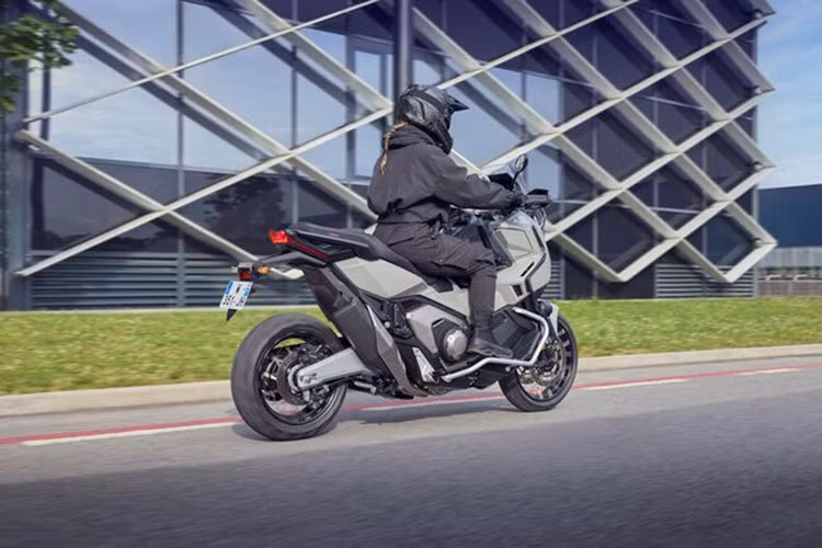 Đặc biệt, hộp số ly hợp kép DCT được tinh chỉnh giúp người lái Honda X-ADV 2025 kiểm soát tốt hơn ở tốc độ thấp, dưới 10 km/h, rất hữu ích khi quay đầu xe.