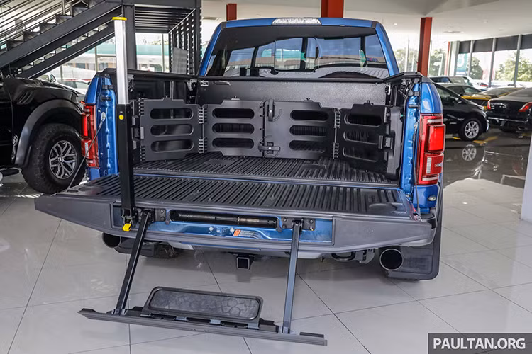 Ngoại hình xe không thay đổi so với Ford F-150 Raptor bản quốc tế, xe còn có các tùy chọn ngoại thất như lưới tản nhiệt Sutton Rex Revolver, đèn LED trợ sáng, dãy LED bar trên mui xe, đèn LED định vị trên gương, tấm lót thùng hàng, ốp đuôi xe Sutton carbon và mâm xe 6 chấu