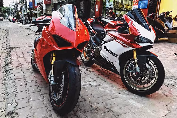  Siêu môtô Ducati Panigale V4 ra đời để thay thế đàn anh 1299 Panigale. Không những thế, đây còn là mẫu môtô thương mại đầu tiên của Ducati sử dụng khối động cơ 4 xy-lanh của dòng xe đua MotoGP. Hãng môtô Ý đã gọi "trái tim" của Panigale V4 là Desmosedici Stradale.