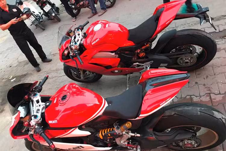 Panigale V4 cũng là mẫu môtô Ducati thương mại đầu tiên sử dụng động cơ V4. Động cơ có dung tích 1.103 cc, cho công suất 214 mã lực, và 226 mã lực. Biến thể Panigale V4 Special trang bị ống xả titanium Akrapovic. Động cơ naỳ cũng nặng hơn 2,2 kg so với 1299 Panigale.
