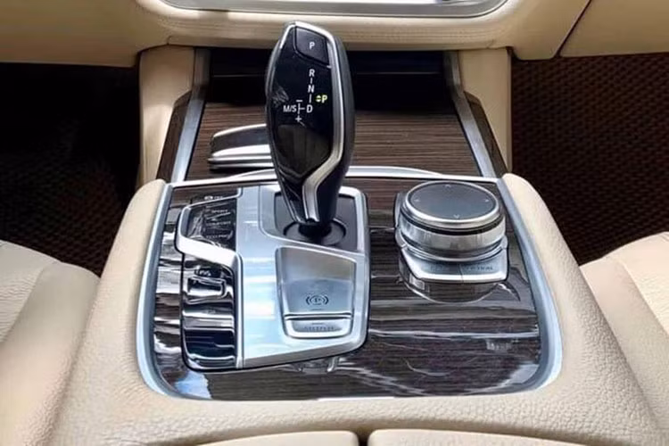 Xe sử dụng động cơ 2 lít 4 xi-lanh, bơm tăng áp cửa nạp kép TwinPower Turbo cho công suất 258 mã lực tại vòng tua máy 5.000-6.500 vòng/phút, mô-men xoắn cực đại 400 Nm tại 1.550-4.400 vòng/phút. Thời gian tăng tốc 0-100 km/h mất 6,3 giây, tốc độ tối đa giới hạn 250 km/h phối hợp với hộp số tự động 8 cấp.