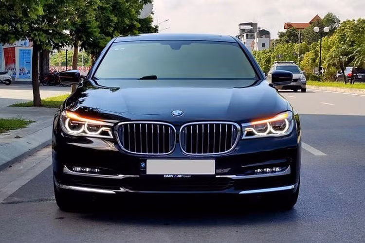 Giá xe BMW 730Li 2016 khi mới ra mắt tại Việt Nam vào năm 2016 có mức bán ra chính hãng là hơn 4,1 tỷ, nếu thêm tuỳ chọn sẽ lên đến 4,4 tỷ đồng. Trên thị trường xe cũ mẫu xe này hiện được chào bán khoảng 2 tỷ đồng (tuỳ vào hình thức và độ mới). Chiếc xe trong bài viết này đã mang biển số TP HCM và được chủ nhân chào bán khoảng hơn 2,4 tỷ đồng.